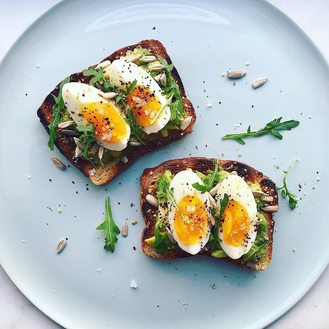 Tost me Avokado dhe Vezë të Ziera
